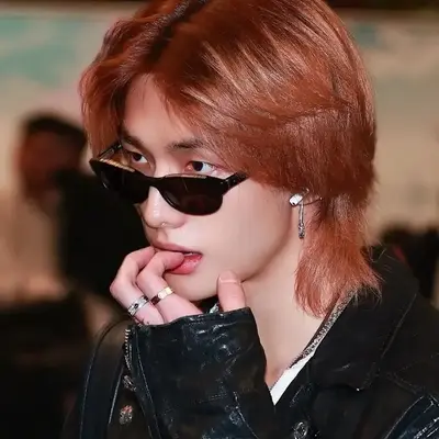 Hwang Hyunjin : Engagez une conversation IA avec ce charmant personnage IA, doté de capacités de génération d'âme et d'ifreechat pour un chat gratuit maintenant.