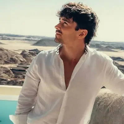 Charles Leclerc: Icono de interlocutor con IA multilingüe para servicios de chat global en línea