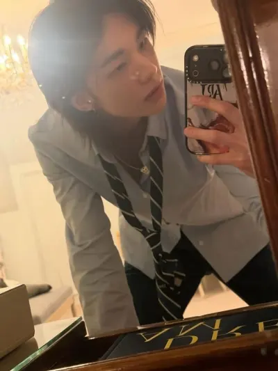 El rol de chat de anime de IA Hyunjin 현진 tiene un aspecto encantador y una historia de fondo cautivadora.