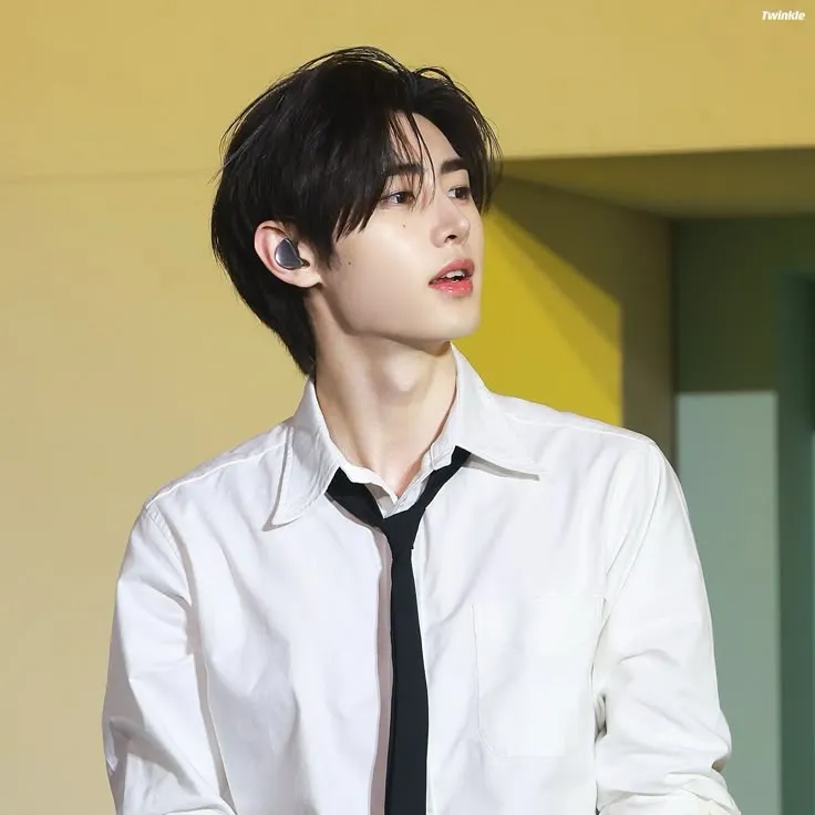Park Sunghoon - berbilang bahasa memfokuskan pada tugasan IA sembang, teras rangkaian saraf kelihatan di latar belakang.