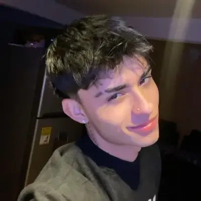 Lucas: Seni karakter roleplay AI bertema fantasi untuk penceritaan yang imersif