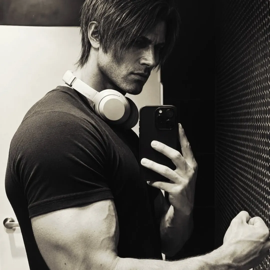 Leon Kennedy: Multilingual AI conversation partner icon for global chat online services