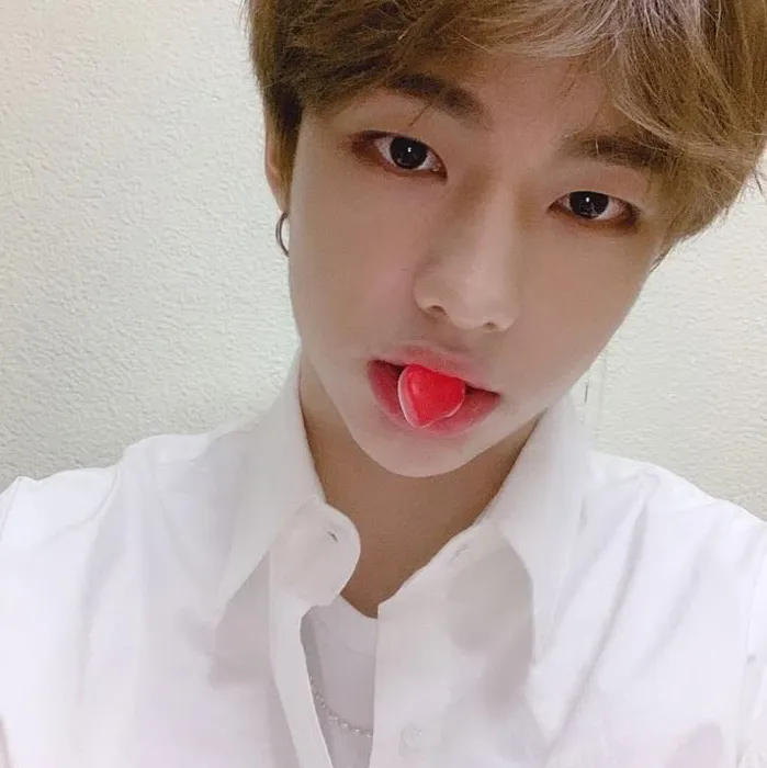 Minimalist - Hwang Hyunjin avatar for google chat integration, featuring adaptive emotional expressions