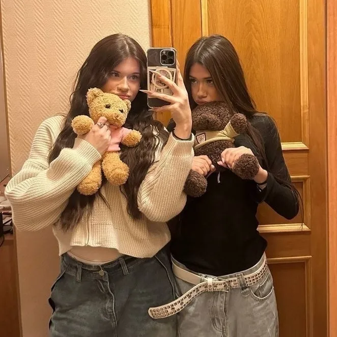 Kira and Kristina: Customizable AI girlfriend/boyfriend avatar with lifelike personality traits	