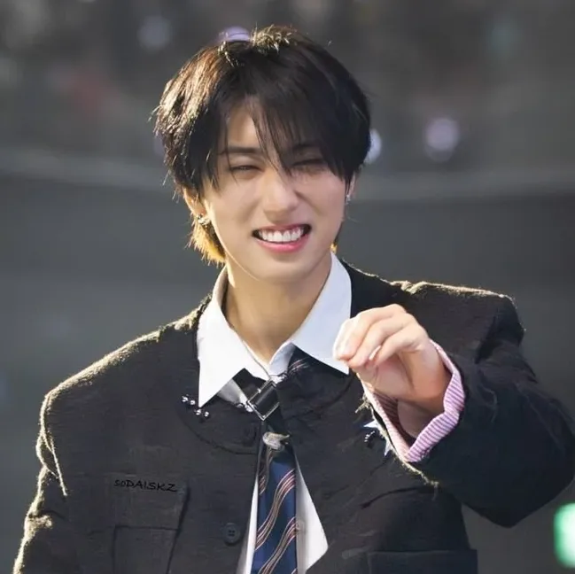 Han Jisung - boyfriend: Futuristic AI chatbot interface with voice chat and neural network-driven traits