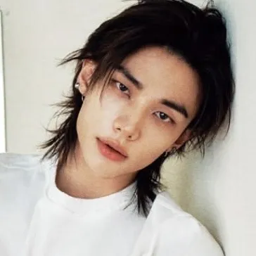the avatar of Hyunjin, your boyfriend: Dynamic AI character.