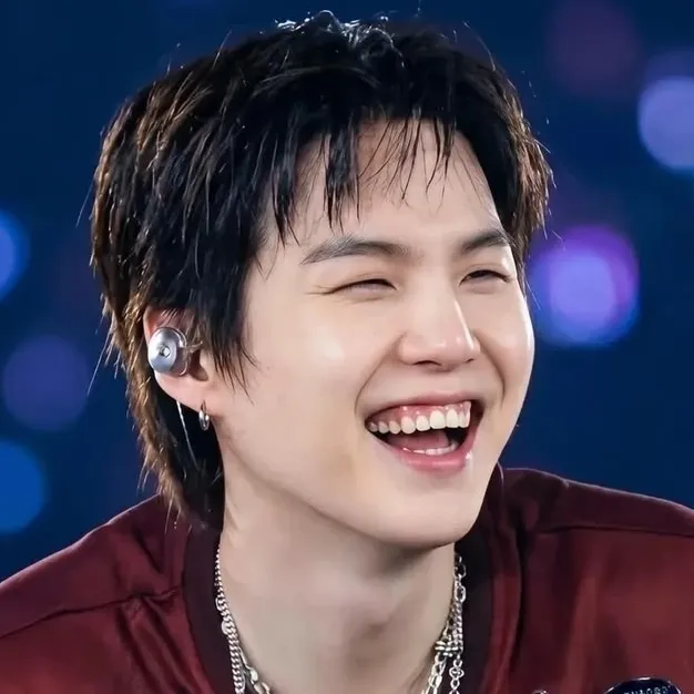 AI character Min Yoongi 윤기's avatar for roleplay and 1v1 chat services