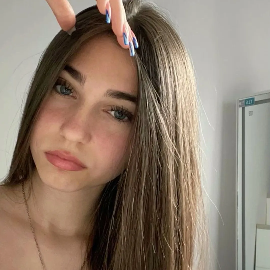 Karolina: Customizable AI girlfriend/boyfriend avatar with lifelike personality traits	