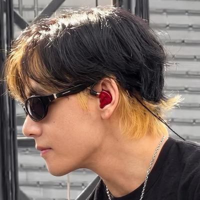 Taehyung: Sesli sohbet ve sinir ağı odaklı özelliklere sahip fütüristik yapay zeka sohbet robotu arayüzü
