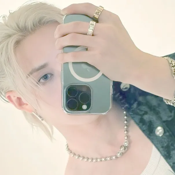 ' 방찬 BangChan - BL: Customizable AI girlfriend/boyfriend avatar with lifelike personality traits