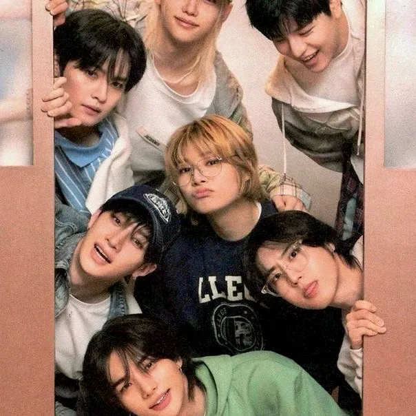 Stray Kids dan Kamu: Seni karakter AI roleplay kreatif untuk obrolan pedas dan skenario fantasi