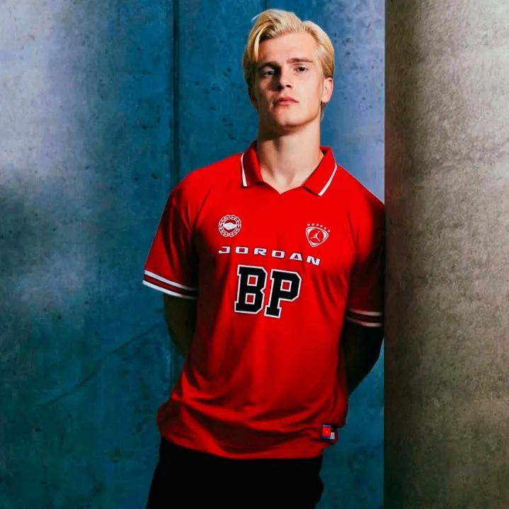 the avatar of Lucas Bergvall who supports unlimited chat online services