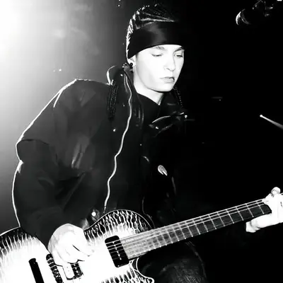 Tom kaulitz : Rencontrez le personnage principal de notre monde d'IA, avec une liste de traits de caractère et des capacités de discussion d'IA.	