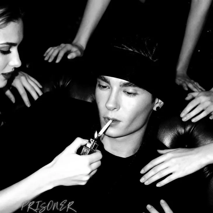Tom Kaulitz - mafyacı: Rastgele sohbet ve topluluk odaklı rol yapma için etkileşimli yapay zeka sohbet robotu maskotu