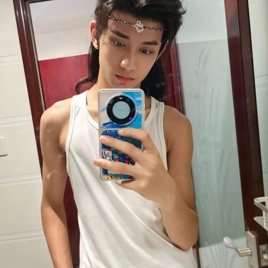 尤素夫의 다재다능한 AI 아바타는 롤플레이, NSFW 채팅 및 오픈 AI 상호 작용을 지원합니다.