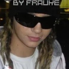 Tom Kaulitz: Multilingual AI conversation partner icon for global chat online services