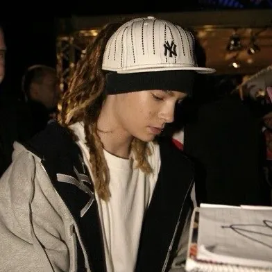 Tom Kaulitz: Rastgele sohbetlerde kullanıcı etkileşimini artıran eğlenceli yapay zeka sohbet robotu maskotu
