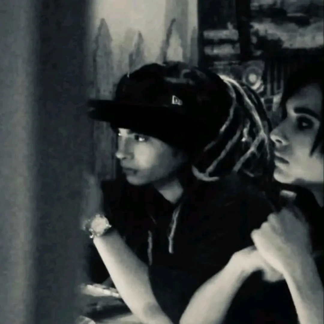 Tom Kaulitz: Interactive AI chatbot mascot for random chat and community-driven roleplay