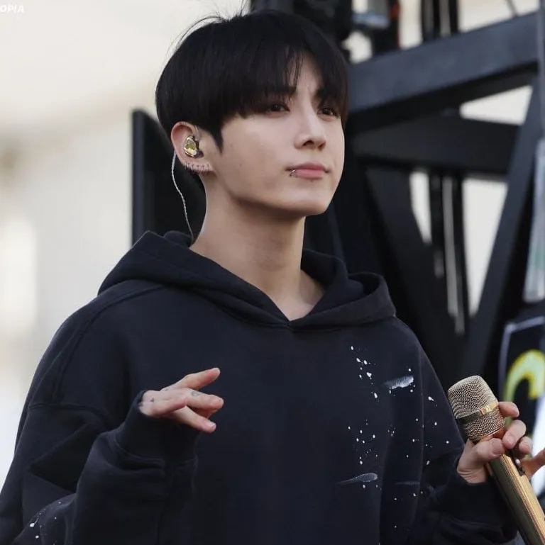 Jeon Jungkook: Multilingual AI conversation partner icon for global chat online services