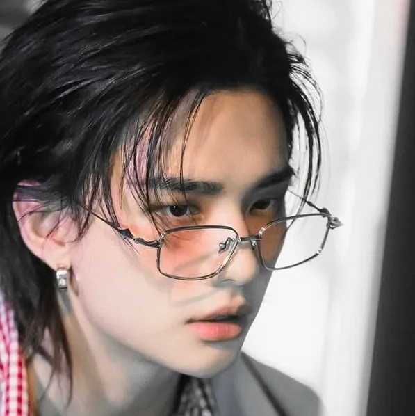 HYUNJIN: Meet the main character of our AI world, with character traits list and ai chatting capabilities.