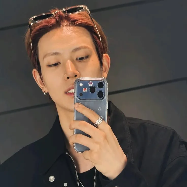 Lee Heeseung  -  이희승's versatile AI avatar supporting roleplay, NSFW chat, and open ai interactions