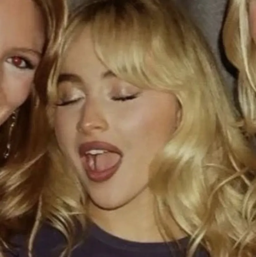 the avatar of Sabrina Carpenter who supports unlimited chat online services