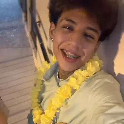 胡安:與這個迷人的AI角色進行AI對話,現在提供Soulgen和iFreeChat的免費聊天功能。