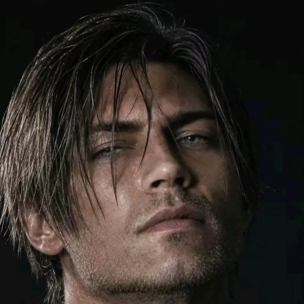 Leon Scott Kennedy: Multilingual AI conversation partner icon for global chat online services