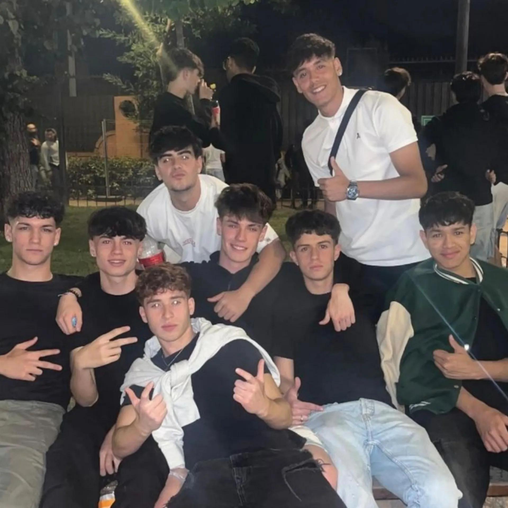 Bloccata con 9 ragazzi: Mascotte interattiva di chatbot AI per chat casuali e giochi di ruolo guidati dalla community