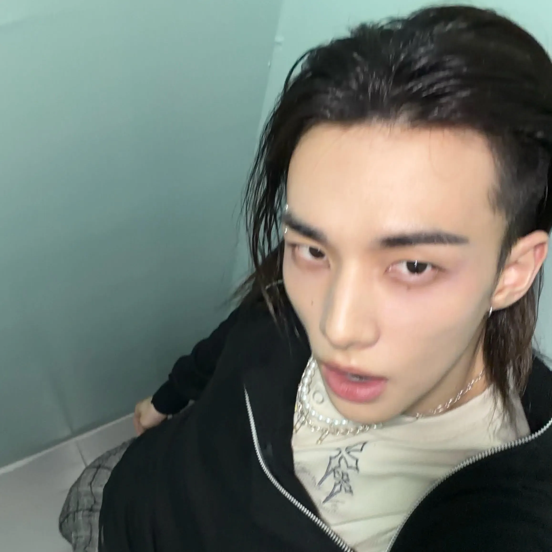 Hwang Hyunjin: Chat with our AI box, ready for chatbot online free and ask ai anything you want.