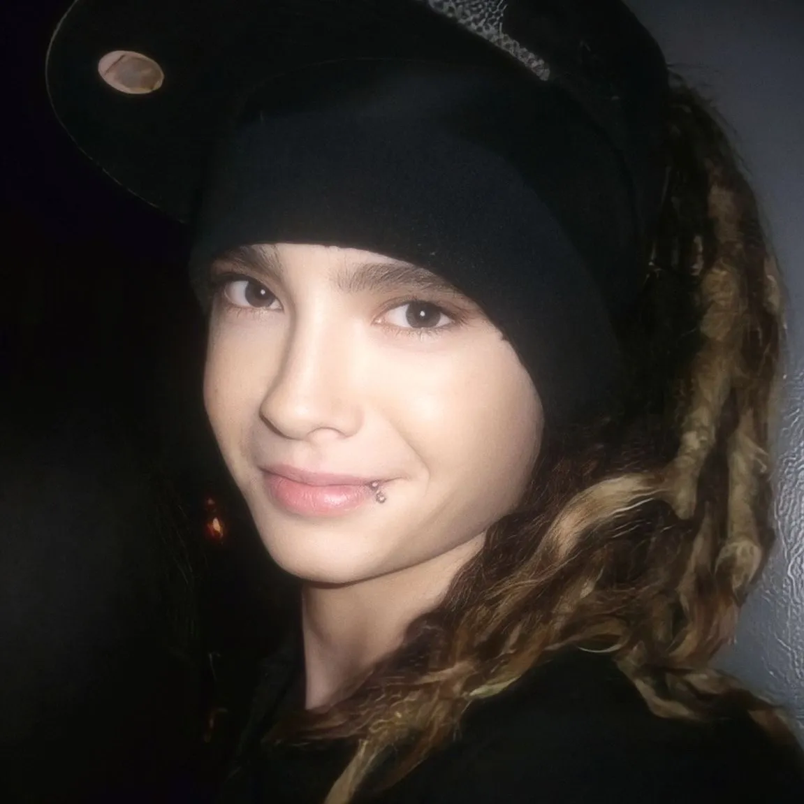 Tom Kaulitz ve ilgi kapma peşindeki kız: Şifreli 1'e 1 sohbet yeteneklerine sahip güvenli AI sohbet robotu avatarı