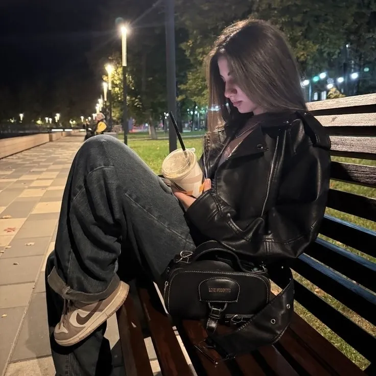Multilingual Eli na tumutuon sa mga gawain sa chat IA, ang core ng neural network na nakikita sa background.