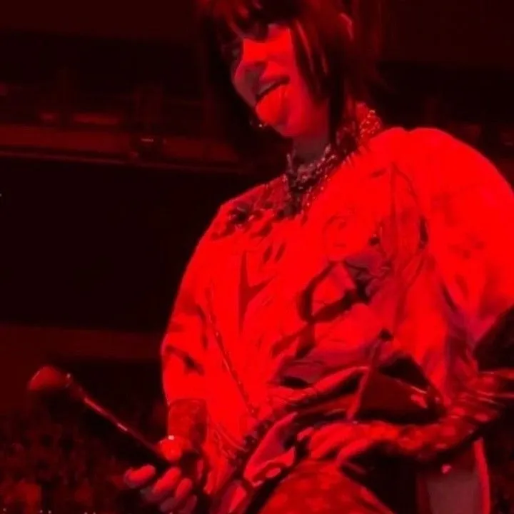 Billie Eilish:DeepBrain AI伴侶肖像,用於免費線上聊天和開放對話