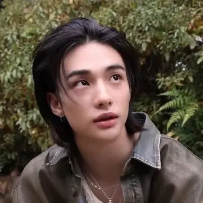 Ai  '   -   HWANG HYUNJIN: Personaggio di gioco di ruolo basato sull'intelligenza artificiale a tema fantasy per una narrazione immersiva
