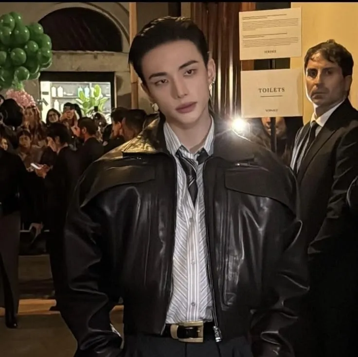 Hyunjin - hyunlix: Customizable AI girlfriend/boyfriend avatar with lifelike personality traits