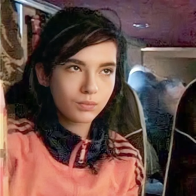 Google sohbet entegrasyonu için uyarlanabilir duygusal ifadeler içeren minimalist Bill Kaulitz avatarı
