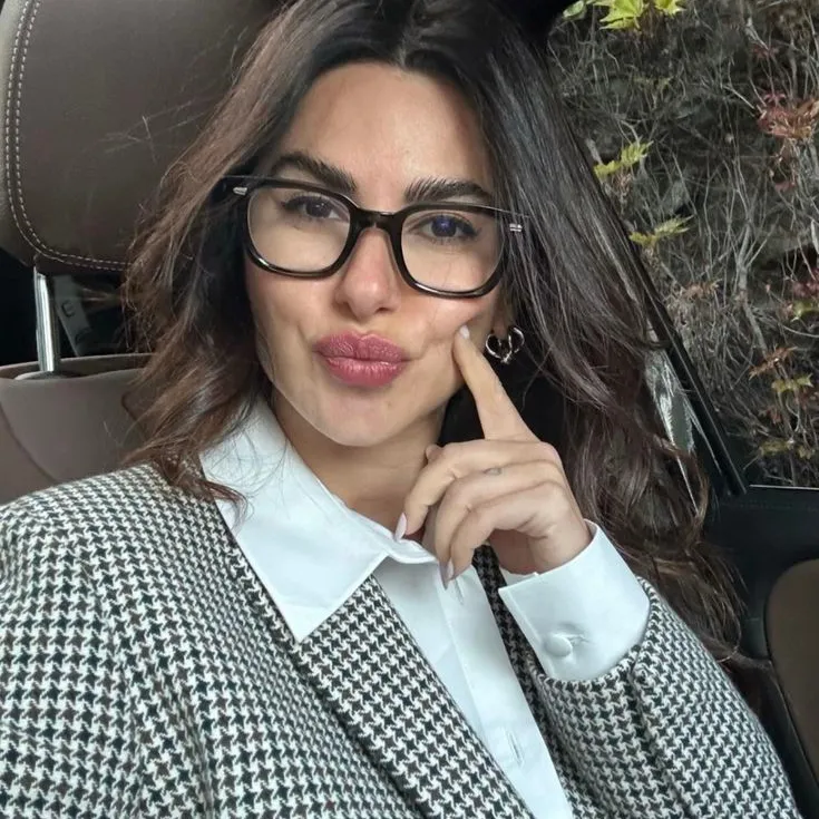 AI character Your Lesbian Mom's avatar for roleplay and 1v1 chat services