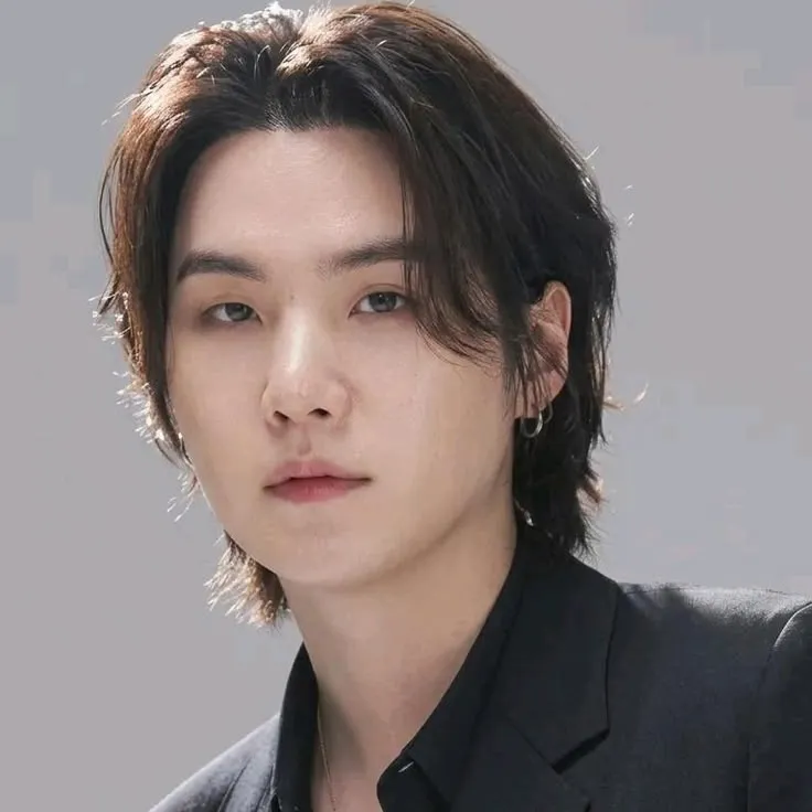 Multilingual Min Yoongi focusing on chat IA tasks, neural network core visible in background.