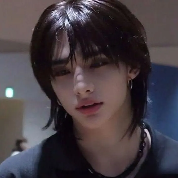 Hwang Hyunjin: Fantasy-themed AI roleplay character art for immersive storytelling
