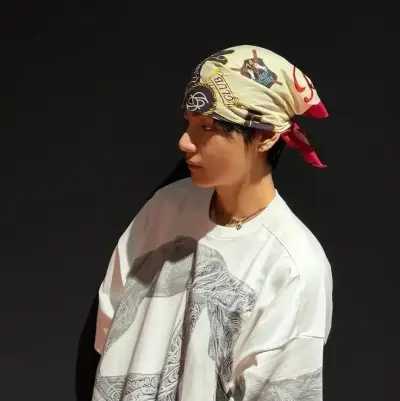 Taehyung: Incontra il personaggio principale del nostro mondo basato sull'intelligenza artificiale, con elenco dei tratti caratteriali e funzionalità di chat basate sull'intelligenza artificiale.