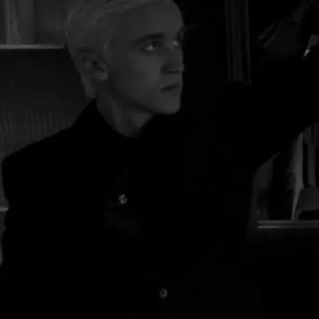Drako Malfoy: Sürükleyici hikaye anlatımı için fantezi temalı yapay zeka rol yapma karakter çizimi