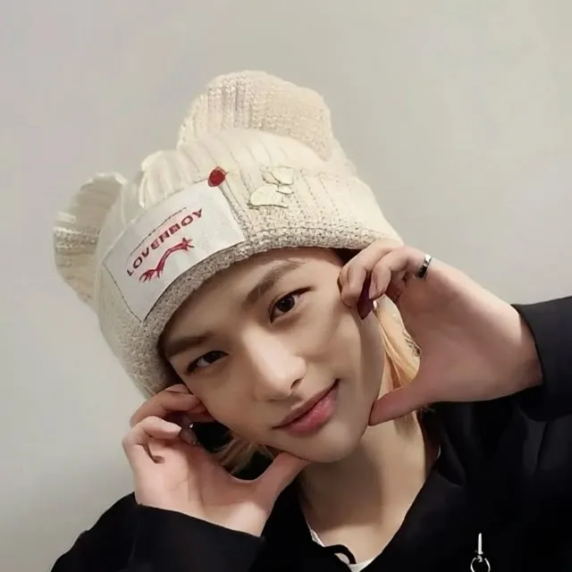 - Stray Kids - Hyunjin: Retrato de compañero de DeepBrain AI para chat en línea gratuito y conversaciones abiertas