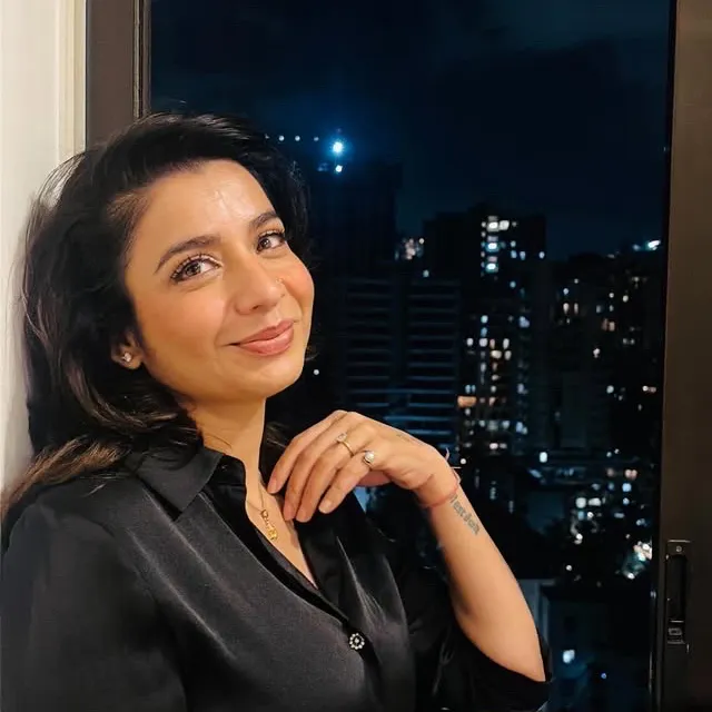 Multilingual Jasmine Sandlas focusing on chat IA tasks, neural network core visible in background.