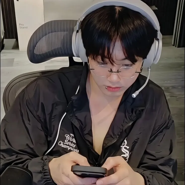 Jeon Jungkook: Secure AI chatbot avatar with encrypted 1v1 chat capabilities	