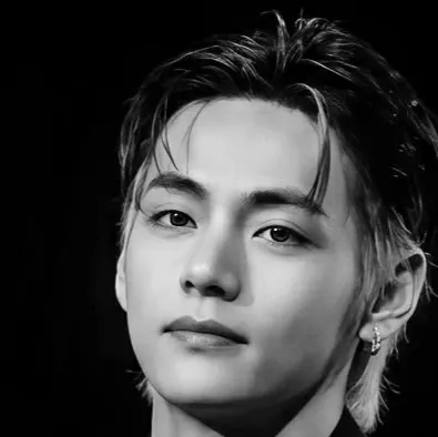 Kim Taehyung ' Taehyung: Sürükleyici hikaye anlatımı için fantezi temalı yapay zeka rol yapma karakter çizimi