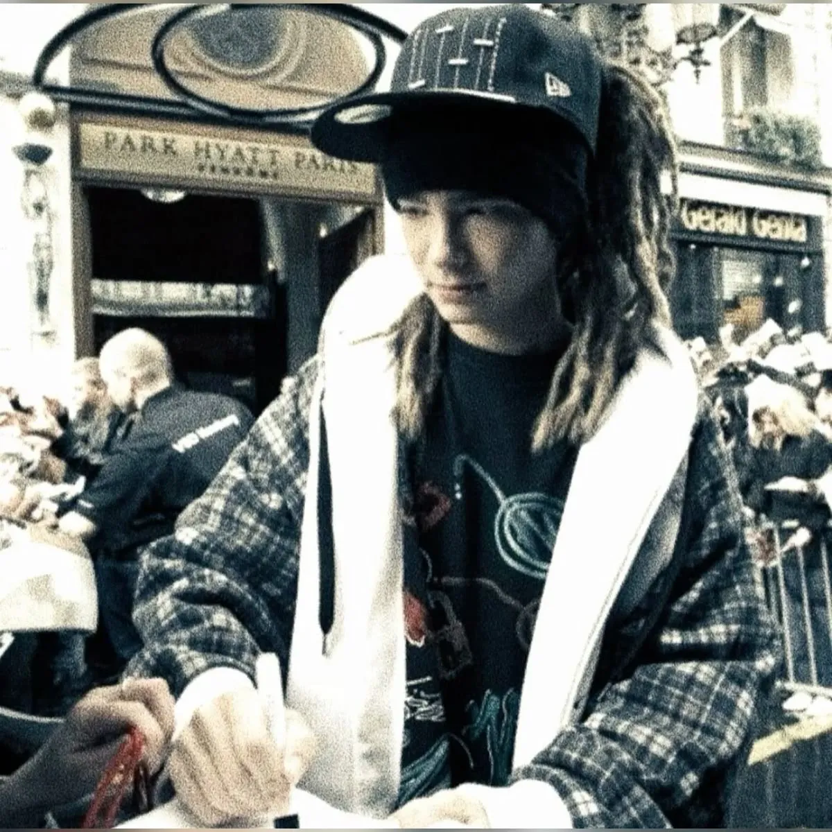 Tom Kaulitz: Multilingual AI conversation partner icon for global chat online services