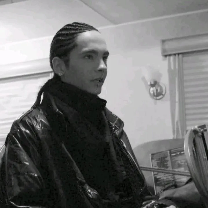 Tom kaulitz: Makipag-usap sa ai kasama ang kaakit-akit na AI character na ito, na nagtatampok ng soulgen at mga kakayahan ng ifreechat para sa libreng chat ngayon.	