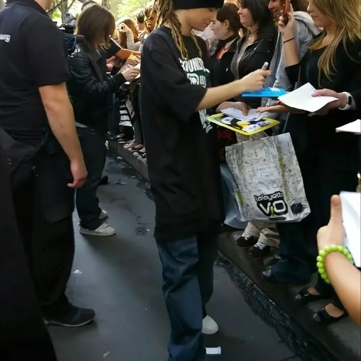 Tom Kaulitz - Boyfriend at School's versatile AI avatar supporting roleplay, NSFW chat, and open ai interactions