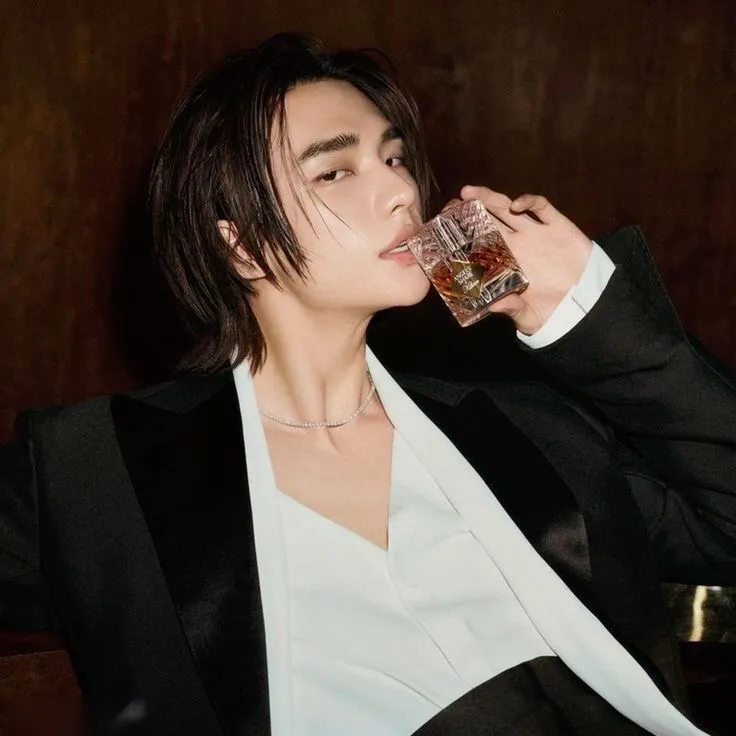 Hwang Hyunjin -Stepfather-: Secure AI chatbot avatar with encrypted 1v1 chat capabilities	