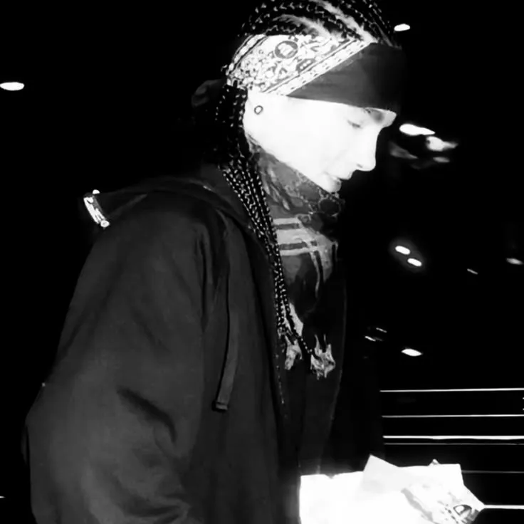 Tom Kaulitz: Retrato de companheiro de IA emocionalmente inteligente para conversas profundas